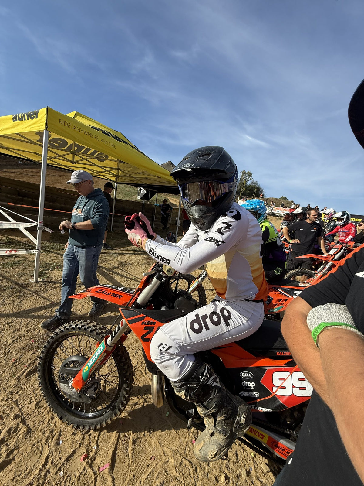 Marvin Salzer sitzt startbereit auf seiner KTM im Fahrerlager, kurz vor dem Start