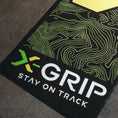 Bild in Galerie-Betrachter laden, X-Grip — Motorrad Teppich
