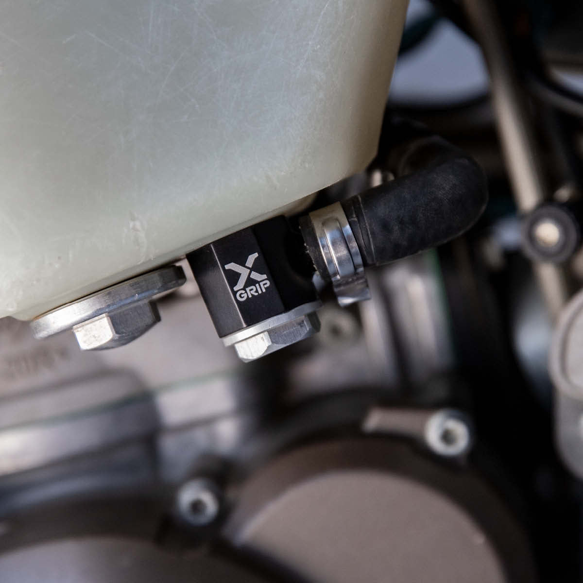X-Grip — Benzinpumpenanschluss — GasGas, Husqvarna, KTM, Triumph 2018-2026 (13 Modelle)